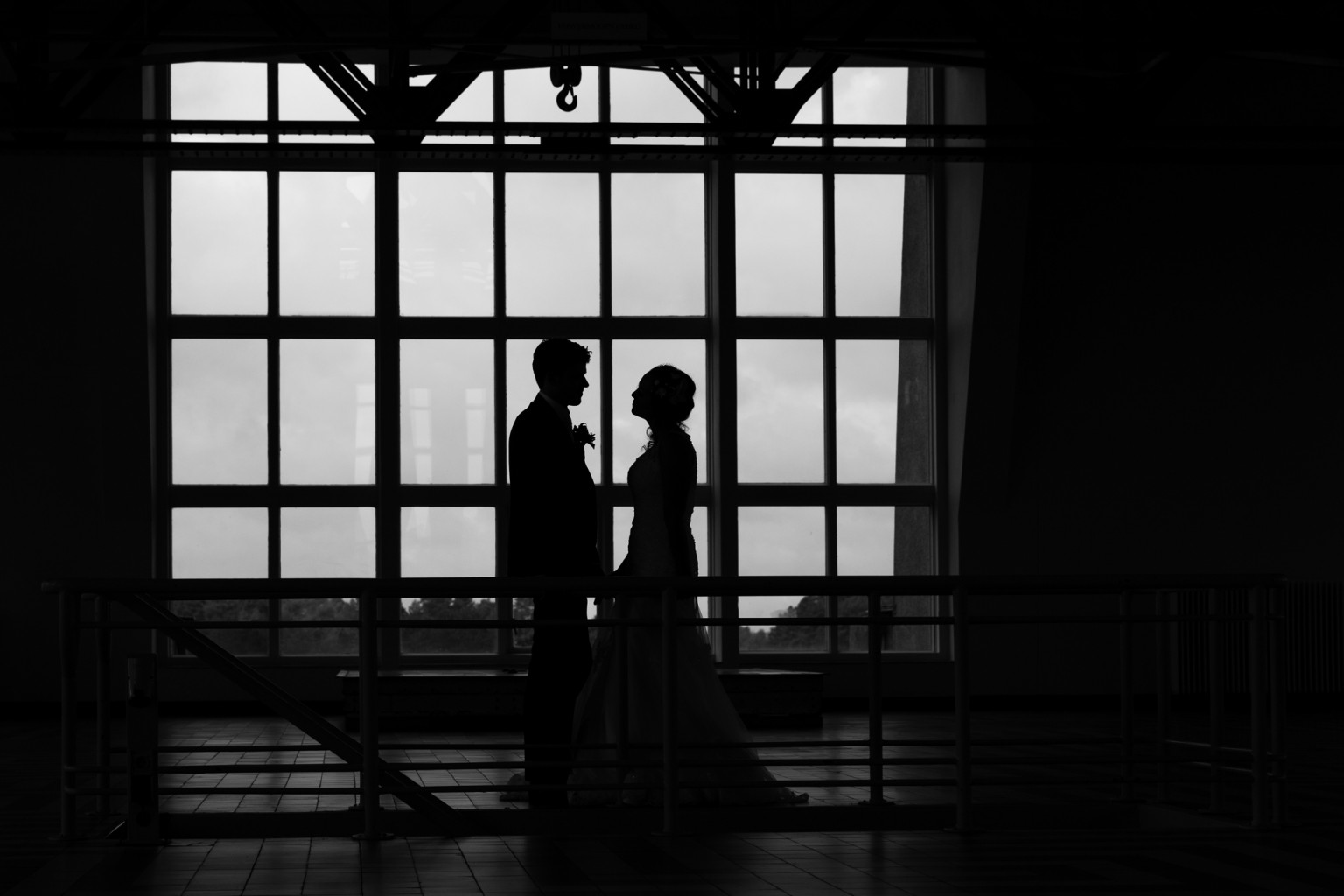 Silhouet bruid en bruidegom bij Radio Kootwijk