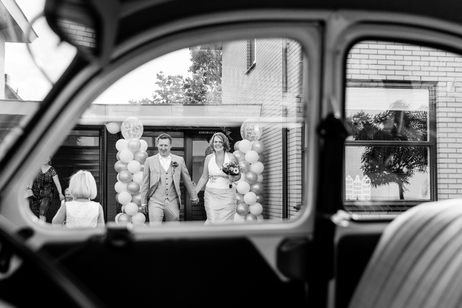 Bruidspaar bij de auto