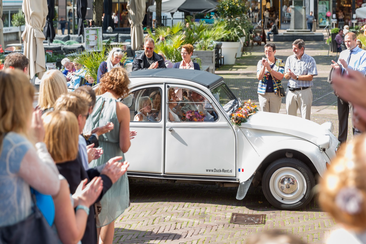 Bruidspaar bij stadhuis Apeldoorn