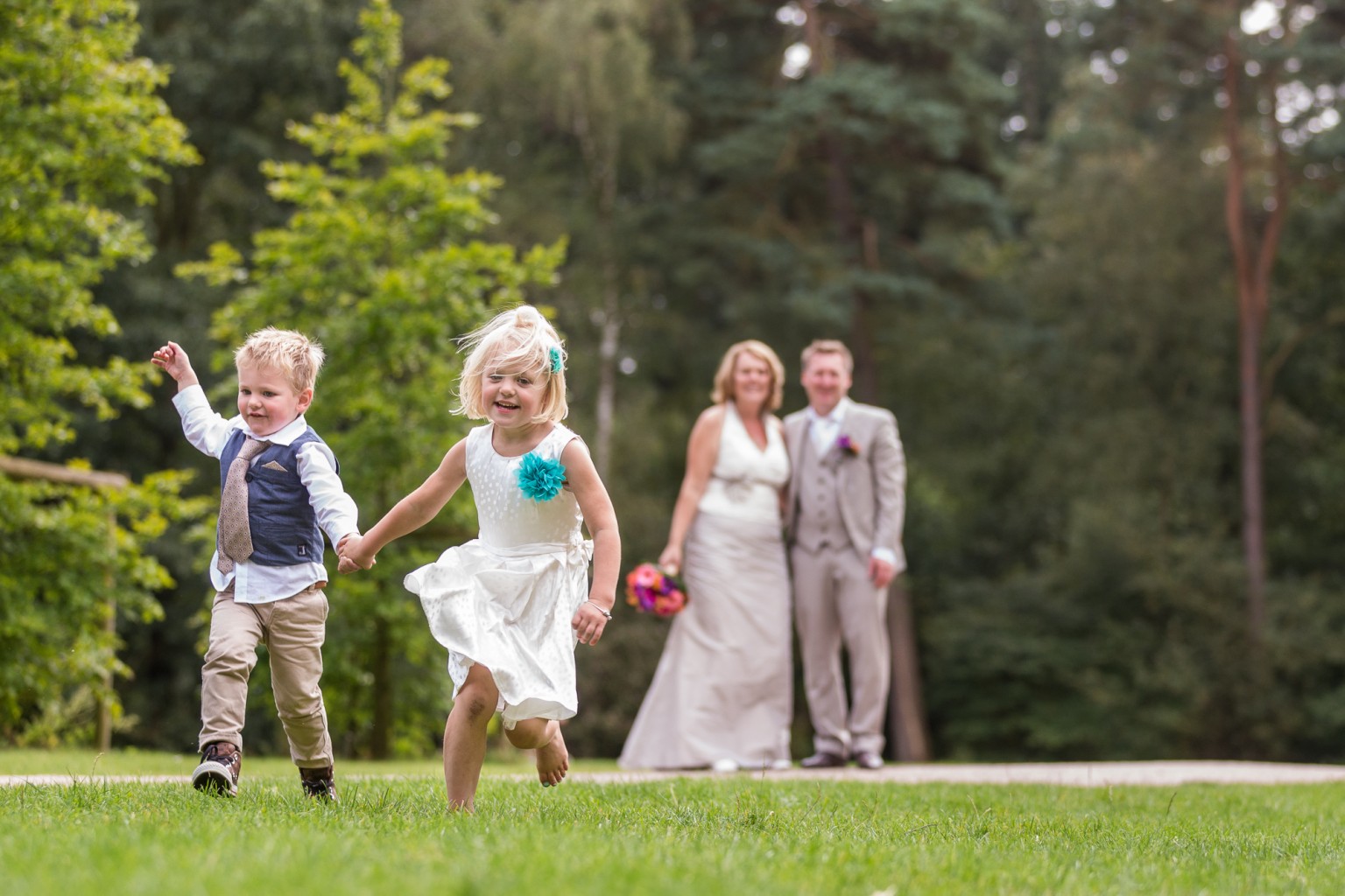 Bruidspaar met rennende kinderen