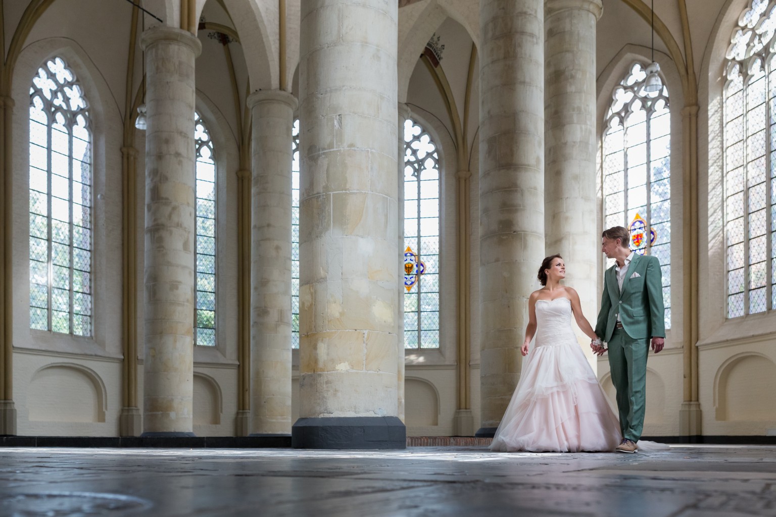 Bruidsfotograaf Peter Lammers met een bruidspaar in de Bergkerk in Deventer