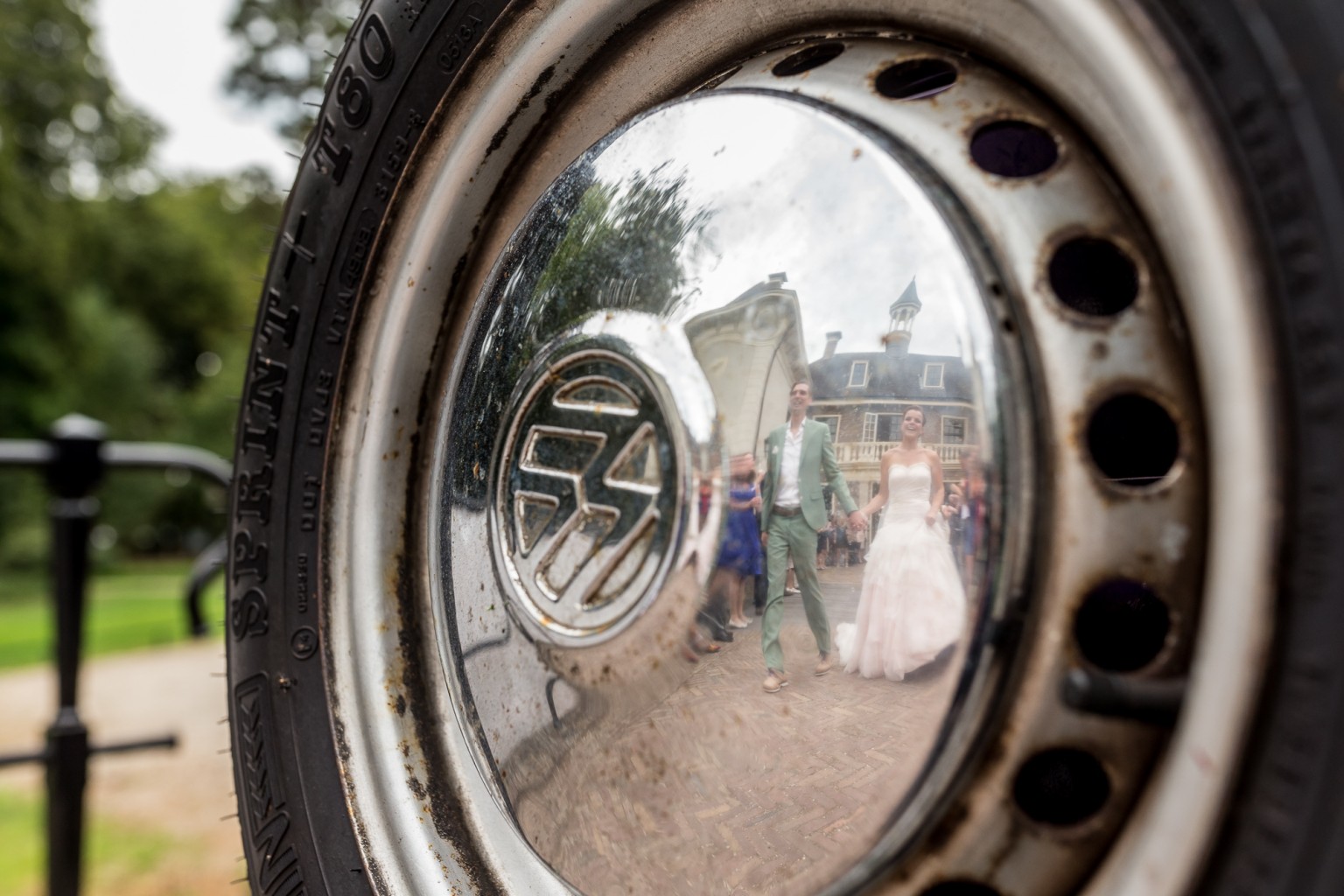 Reflectie van een bruidspaar in een Volkswagen busje