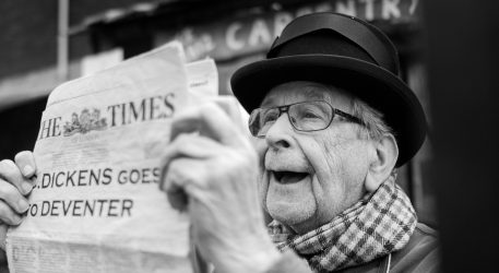Dickens Festijn 2016 in Deventer - man leest krant