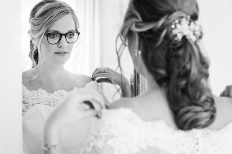 Bruid bij de voorbereidingen bij een spiegel